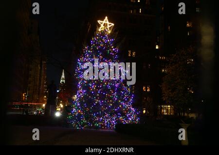 Der Weihnachtsbaum im Gramercy Park mit dem Chrysler Building im Hintergrund. (Foto: Gordon Donovan) Stockfoto