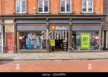 Eine Filiale von Blacks Outdoor-Bekleidungsgeschäft in South Street, Chichester, West Sussex. Stockfoto