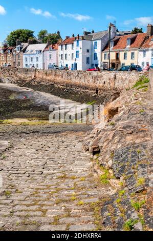 Häuser entlang der Küste in der Küstenstadt St. Monan in der East Neuk von Fife, Schottland. Stockfoto