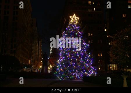 Der Weihnachtsbaum im Gramercy Park mit dem Chrysler Building im Hintergrund. (Foto: Gordon Donovan) Stockfoto