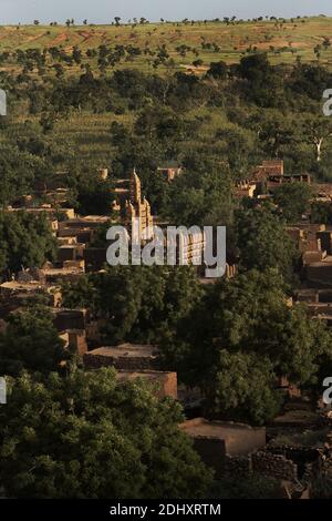 Afrika /Mali/ Dogon Country/das neue Dorf Teli mit einer wunderschönen Schlammmoschee unter den alten verlassenen Klippenhäusern Stockfoto