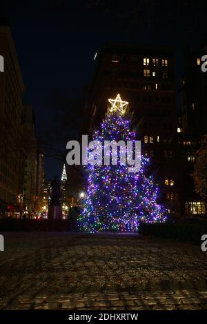 Der Weihnachtsbaum im Gramercy Park mit dem Chrysler Building im Hintergrund. (Foto: Gordon Donovan) Stockfoto