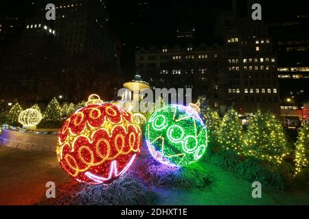 Der Pulitzer-Brunnen ist mit wunderschönen Ornamenten und Weihnachtsbäumen gegenüber vom Grand Army Plaza in New York City bedeckt. (Foto: Gordon Donovan) Stockfoto