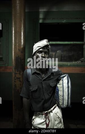 Afrikanischer Einwanderer, der versucht, illegal in Richtung Europa zu gehen und am Bahnhof in Bamako, Mali, Westafrika, wartet. Stockfoto