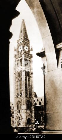 Juli 1932 . Ein altes Foto des Victory Tower in der Mitte des Parlamentsgebäudes, Ottawa, Kanada. Es ist auch bekannt als der Friedensturm; Tour de la Paix; Turm des Sieges und des Friedens und Tour de Victoire et de Paix. Der Turm ersetzte den ursprünglichen 55 Meter (180 Fuß) großen Victoria Tower, der 1916 abbrannte, zusammen mit dem größten Teil des Center Blocks. Die Bibliothek des Parlaments überlebte. Es ist jetzt ein kanadisches Symbol und wurde prominent auf kanadischen zwanzig-Dollar-Scheine vorgestellt. Der Turm ist ein gotischer campanile (Carillon), entworfen von Jean Omer Marchand und John A. Pearson. Stockfoto