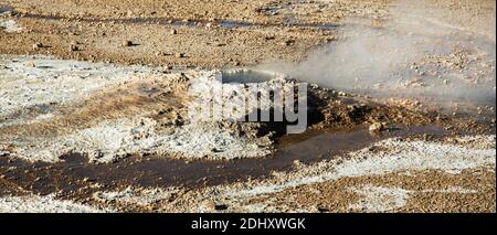 Ein Geysir-Kegel oder Splash Mound auf El Tatio Geysir Feld und Geothermie Gebiet, hoch in den Anden, Atacama Region, Nord-Chile, Südamerika Stockfoto