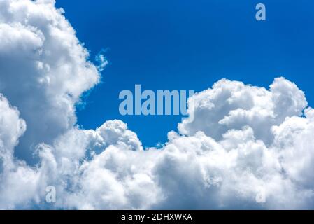 Stratocumulus Wolke Detail an einem sonnigen Tag im Sommer Saison Stockfoto