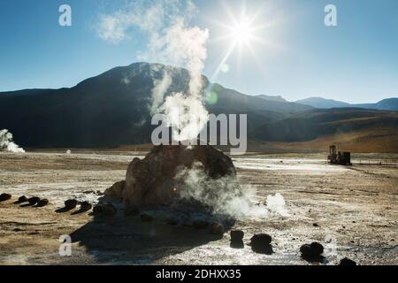 Ein Geysir-Kegel oder Splash Mound auf El Tatio Geysir Feld und Geothermie Gebiet, hoch in den Anden, Atacama Region, Nord-Chile, Südamerika Stockfoto