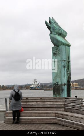 Warten auf die Fähre am Stenpiren Pier neben dem Delaware Monument in Göteborg Stockfoto