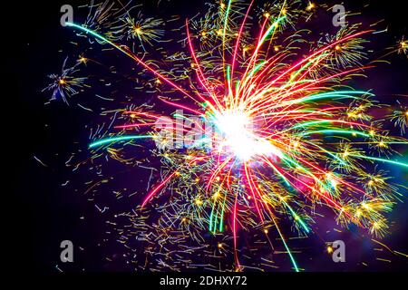 Buntes Feuerwerk am dunklen Nachthimmel. Stockfoto