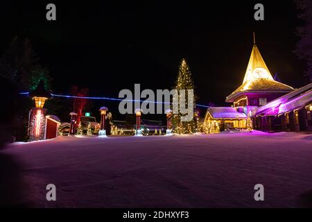 Landschaftlich schöner Blick auf das Weihnachtsmanndorf in Rovaniemi, Finnland, mit Lichtern und Schnee. Stockfoto