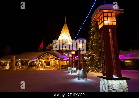 Landschaftlich schöner Blick auf das Weihnachtsmanndorf in Rovaniemi, Finnland, mit Lichtern und Schnee. Stockfoto