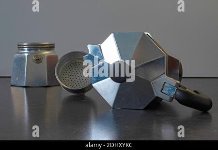 Eine zerlegte Mokakakanne / Herd Top Kaffeemaschine Stockfoto