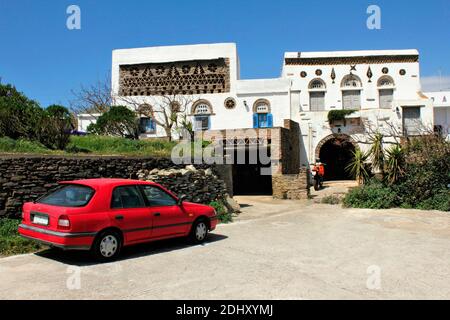 Traditionelle Häuser dekoriert wie Dovekoten im Dorf Tarambados auf Tinos Insel, Griechenland, April 15 2012. Stockfoto