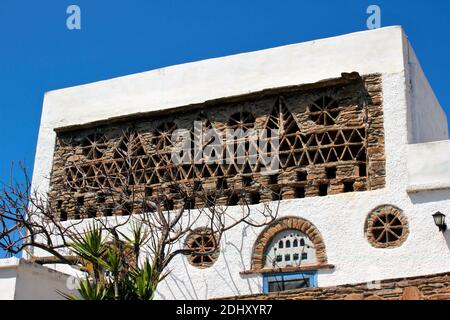 Traditionelle Häuser dekoriert wie Dovecoten im Dorf Tarambados in Tinos Insel, Griechenland. Stockfoto