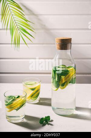 Sauges Wasser zur Entgiftung mit Zitrone, Gurke und Minze in Gläsern auf weißem Hintergrund infundiert. Gesundes Lifestyle-Konzept. Harte Schatten. Stockfoto