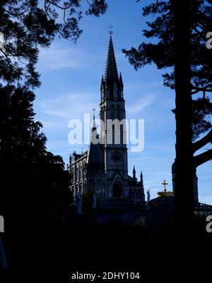 AJAXNETPHOTO. 2019. LOURDES, FRANKREICH. - BERÜHMTE SPIRE - BASILIKA UNSERER LIEBEN FRAU VOM ROSENKRANZ.FOTO:JONATHAN EASTLAND/AJAX REF:GX8191010 860 Stockfoto