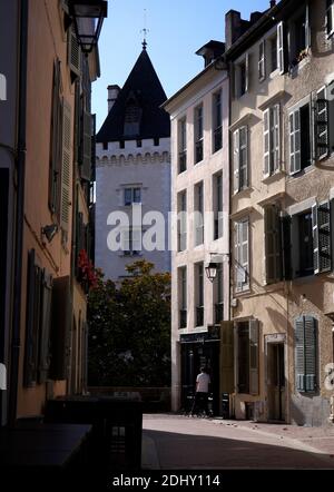 AJAXNETPHOTO. 2019. PAU, FRANKREICH. - SCHLOSSTURM - ANNÄHERUNG AN DEN EINGANG ZUM NATIONALMUSEUM UND CHATEAU DE PAU VON DER RUE DE CHATEAU.FOTO:JONATHAN EASTLAND/AJAX REF:GX8191010 781 Stockfoto