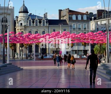 AJAXNETPHOTO. 2019. PAU, FRANKREICH. - SCHWIMMENDE SONNENSCHIRME - DUTZENDE VON SONNENSCHIRMEN (SONNENSCHIRME) AUFGEREIHT ZUSAMMEN ÜBER DER ZENTRALEN FUSSGÄNGERZONE DER STADT PLAZA.FOTO:JONATHAN EASTLAND/AJAX REF:GX8191010 801 Stockfoto