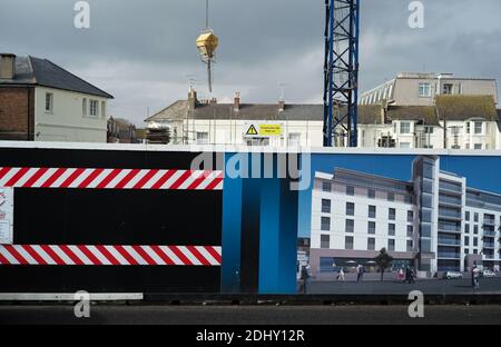 AJAXNETPHOTO. 2019. WORTHING, ENGLAND. - BAUSTELLE - MARINE PARADE VERANSTALTUNGSORT FÜR NEUE STRAND HOTEL KOMPLEX OVERLOOKNG MEER FRONT. FOTO: JONATHAN EASTLAND/AJAX REF: LM131904 8715 Stockfoto