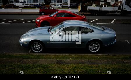 AJAXNETPHOTO. 2013. WORTHING, ENGLAND. - ELEGANTES COUPÉ - JAGUAR XK8 COUPÉ MODELL VON 1996 BIS 2002 PRODUZIERT, GEPARKT AM MEER FRONT MARINE PARADE. FOTO: JONATHAN EASTLAND/AJAX REF: NA130206 539 Stockfoto