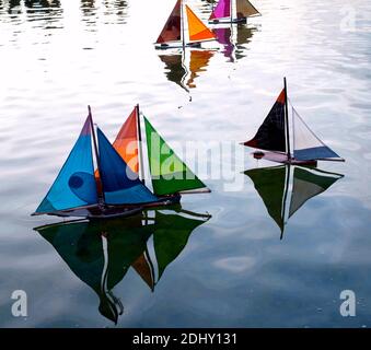 AJAXNETPHOTO. PARIS, FRANKREICH. - MODELLBOOTE, DIE AUF EINEM TEICH IN DEN JARDINS DE LUXEMBOURG SEGELN. FOTO: JONATHAN EASTLAND/AJAX REF: GXR92612 183 Stockfoto