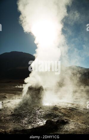 Ein Geysir-Kegel oder Splash Mound auf El Tatio Geysir Feld und Geothermie Gebiet, hoch in den Anden, Atacama Region, Nord-Chile, Südamerika Stockfoto