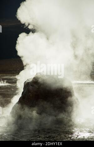 Ein Geysir-Kegel oder Splash Mound auf El Tatio Geysir Feld und Geothermie Gebiet, hoch in den Anden, Atacama Region, Nord-Chile, Südamerika Stockfoto