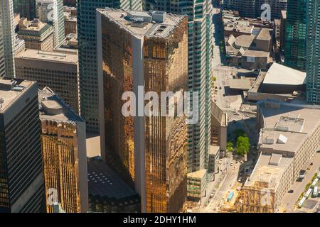 Hohes Gebäude von oben, Blick von der Spitze des CN Tower, Toronto, Kanada Stockfoto