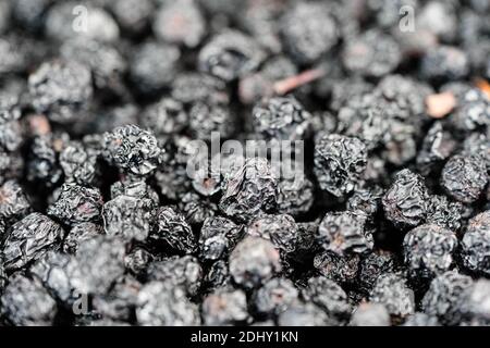 Getrocknete Schwarze Eberesche Aronia-Apfelbeere auf Olivenholz Stockfoto