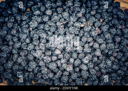 Getrocknete Schwarze Eberesche Aronia-Apfelbeere auf Olivenholz Stockfoto