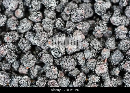 Getrocknete Schwarze Eberesche Aronia-Apfelbeere auf Olivenholz Stockfoto