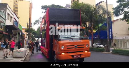 Sao Paulo, Sao Paulo, Brasilien. Dezember 2020. (INT) Sao Paulo Kulturfestival . 12. Dezember 2020, Sao Paulo, Brasilien: Festwagen auf der Avenida Duque de Caxias mit Tanzvorstellung während des Sao Paulo cultura Festivals.Quelle: Leco Viana /Thenews2 Quelle: Leco Viana/TheNEWS2/ZUMA Wire/Alamy Live News Stockfoto