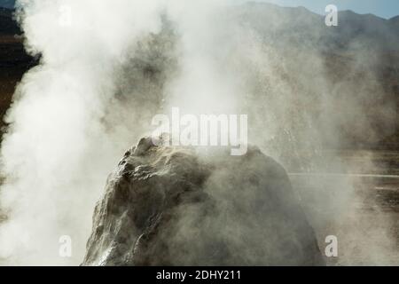 Ein Geysir-Kegel oder Splash Mound auf El Tatio Geysir Feld und Geothermie Gebiet, hoch in den Anden, Atacama Region, Nord-Chile, Südamerika Stockfoto