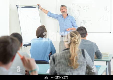 Schöner Fahrlehrer in einer Klasse Stockfoto