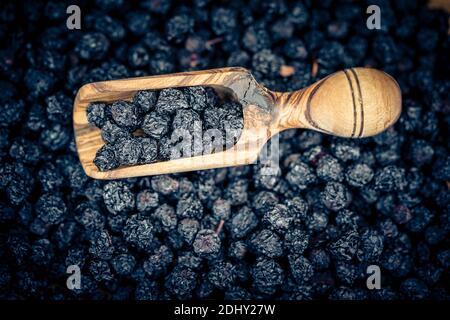Getrocknete Schwarze Eberesche Aronia-Apfelbeere auf Olivenholz Stockfoto