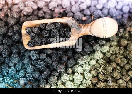 Getrocknete Schwarze Eberesche Aronia-Apfelbeere auf Olivenholz Stockfoto