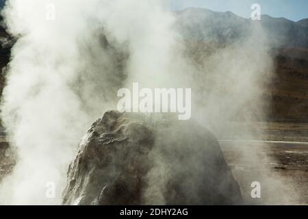 Ein Geysir-Kegel oder Splash Mound auf El Tatio Geysir Feld und Geothermie Gebiet, hoch in den Anden, Atacama Region, Nord-Chile, Südamerika Stockfoto