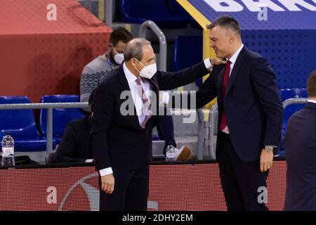 Ettore Messina, Cheftrainer der Axe Armani Exchange Mailand, spricht mit Sarunas Jasikevicius, Cheftrainer des FC Barcelona während der / LM Stockfoto