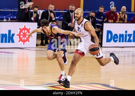 Shavon Shields von AX Armani Exchange Milan fährt mit Leandro Bolmaro des FC Barcelona während der Turkish Airlines EuroLeague / LM Stockfoto