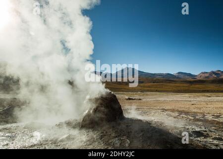 Ein Geysir-Kegel oder Splash Mound auf El Tatio Geysir Feld und Geothermie Gebiet, hoch in den Anden, Atacama Region, Nord-Chile, Südamerika Stockfoto