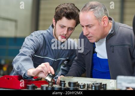 Lehrling Ingenieur Mess- Komponente mit Mikrometerschraube Stockfoto