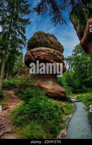 Naturdenkmal Kelchstones bei Oybin, Deutschland. Stockfoto