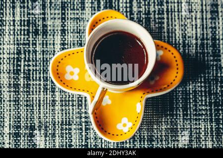 Eine Tasse Kaffee am Tisch Stockfoto