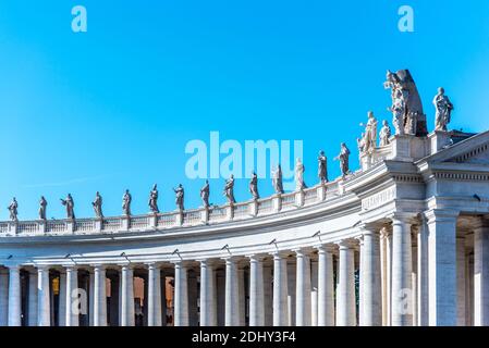 Dorische Kolonnade mit Heiligenstatuen auf der Spitze. Petersplatz, Vatikanstadt. Stockfoto