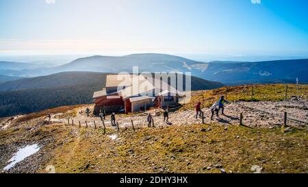 SNEZKA, RIESENGEBIRGE - 12. OKTOBER 2019: Touristen wandern im Riesengebirge, Tschechisch: Riesengebirge. Blick von Snezka - dem höchsten Berg. Tschechische Republik und Polen. Stockfoto