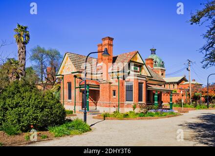 Machattie öffentlicher Park und conservatorium Hütte in der Nähe von historischen Hof Haus an einem sonnigen Tag in Bathurst Stadt. Stockfoto