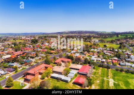 Ländliche regionale Stadt Bathurst in australischem Land mit berühmtem Bathurst 1000 Autorennen auf Mt Panorama - Luftaufnahme. Stockfoto