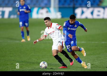 Marcos Acuna aus Sevilla und Cucho Hernandez aus Getafe während des spanischen Meisterschaftsspiel La Liga zwischen Getafe CF und Sevilla FC am 12. dezember 2020 im Coliseum Alfonso Perez in Getafe bei Madrid, Spanien - Foto Oscar J Barroso / Spanien DPPI / DPPI / LM Stockfoto