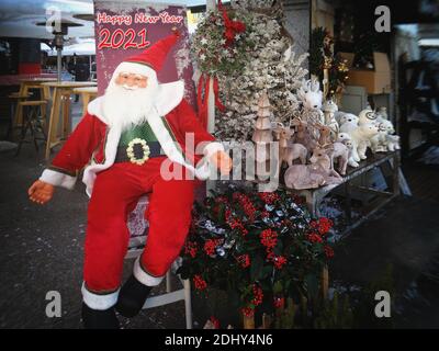 Zagreb, Kroatien, Advent, Café auf dekorierten Platz Ban Jelacic. Die Figur des Weihnachtsmannes, Happy New Year 2021, fotografiert am 22. Dezember 2019. Stockfoto